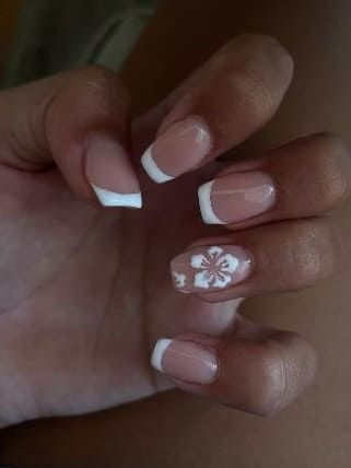 beach nail design: white French tips with hibiscus flower Flower Designs For Nails, French Tip With Hibiscus Flower, Puerto Rico Nails, Pr Nails, Cruise Nails, Holiday Acrylic Nails, Beach Nail Designs, Beachy Nails, Girly Acrylic