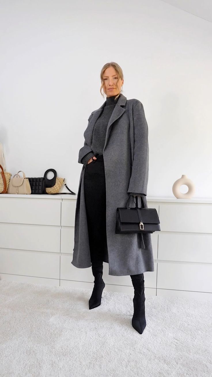 Grey Coat Outfit Winter Casual, Grey Coats Outfit, Styling Grey Coat, How To Style A Grey Coat, Grey Coat Fall Outfit, Gray Winter Coat, Dark Gray Coat Outfit, Long Gray Coat, Dark Gray Outfit