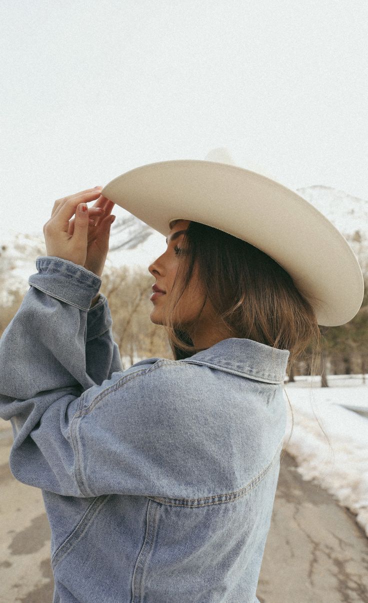 Cowgirl Fall Aesthetic, Cowboy Hat Portrait, Campaign Photoshoot Ideas, Rodeo Summer Outfits, Cowgirl Editorial Photoshoot, Single Women Photo Shoot Ideas, Cowgirl Profile Picture, Western Aesthetic Photoshoot, Cowgirl Hat Poses