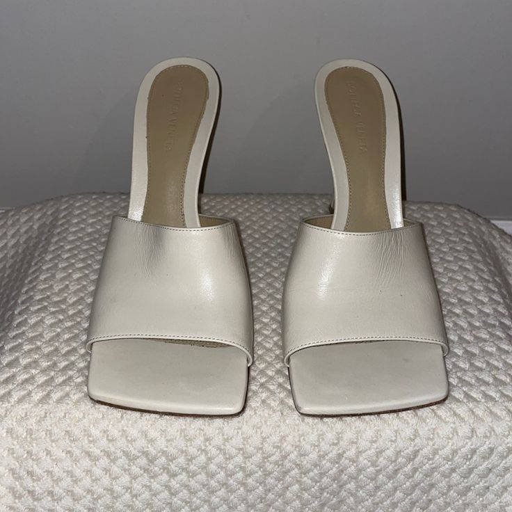 Bottega Veneta White Slide Heel. Marked Size 40. Fits Us 9. Designer Cream Heels With Padded Heel, Designer Beige Square Toe Heels, Classic White Square Toe Heels, Elegant White Square Toe Heels, Luxury Beige Square Toe Heels, White Bottega Heels, Gold Ankle Chain, Bottega Veneta Stretch Sandals, Bottega Veneta Heels