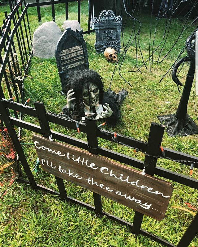 Hocus Pocus Decor #Halloween Simple Outdoor Halloween Decor, Diy Outdoor Halloween Decor, Outdoor Halloween Decor Ideas, Strašidelný Halloween, Halloween Garden Decorations, Outdoor Halloween Decor, Scary Halloween Decorations Diy, Halloween Diy Outdoor, Halloween Outside