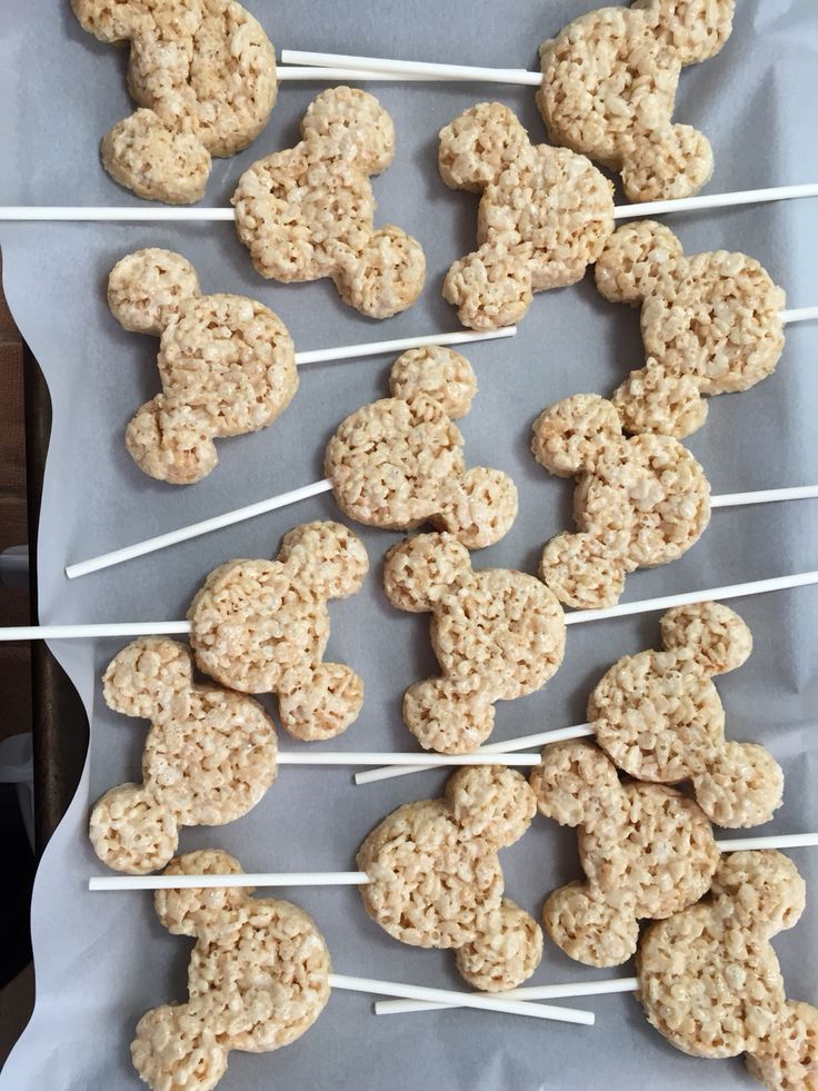 cookies are arranged on skewers with marshmallows in the shape of hearts