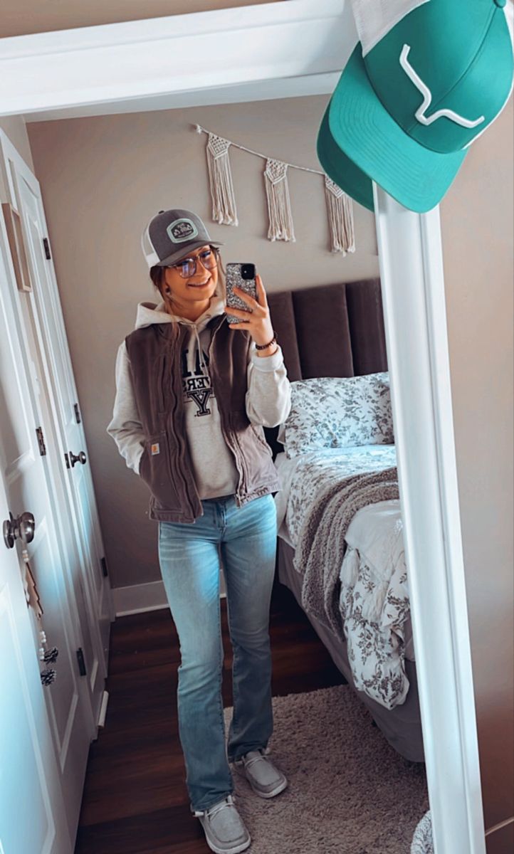 Fall Outfits Women Country, Carhartt Country Outfits, Carhartt Outfit Ideas, Outfit Ideas For School Western, Outfits With Bootcut Jeans Country, Call Western Outfits, Winter Carhartt Outfits, Women In Carhartt, Country Western Winter Outfits