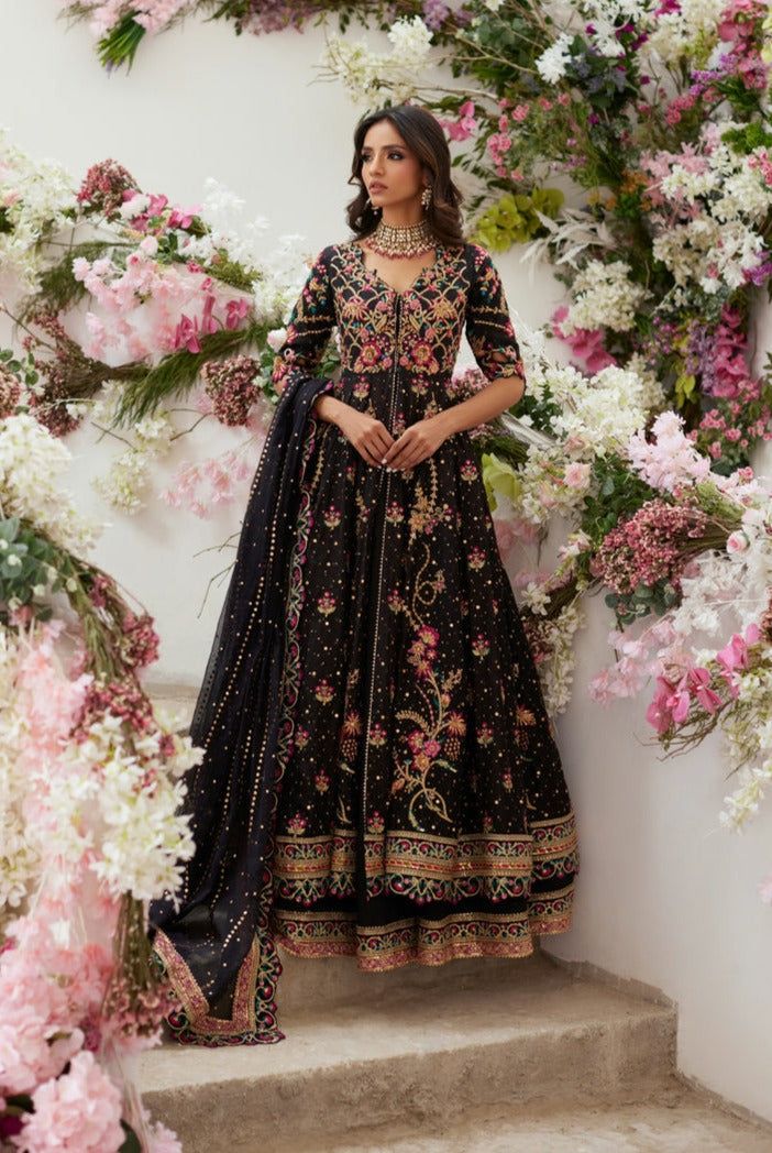 Pakistani Wedding Dress in Black Pishwas Lehenga Style Desi Reception Outfit, Black And Pink Lehenga, Black Desi Outfit, Black Pishwas, Gold Pakistani Dress, Pishwas Lehenga, Frock Pakistani, Aaliyah Dress, Pakistani Wedding Guest