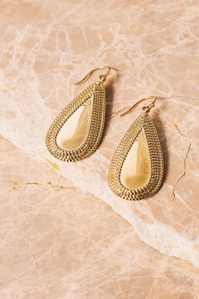 gold teardrop earrings #summerstyle #summerstyle2020 #springstyle #springstyle2020 #dangleearrings #dangleearringsboho #dropearrings #dropearringsimple #dropearringswedding #goldearrings #goldearringsdangle  #goldstatementearrings #goldstatementearringsformal #goldstatementearringsprom Teardrop Earrings Wedding, Heart Shaped Diamond Necklace, Rose Gold Earrings Wedding, Gold Teardrop Earrings, Drop Earrings Simple, Dangle Earrings Boho, Wedding Earrings Drop, Gold Statement Earrings, Indian Inspired