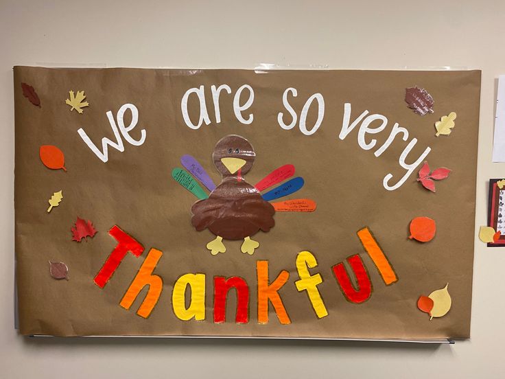 As students visit your office, have them identify and write down what they are grateful for on a precut turkey feather and pin it to the turkey Gratitude Bulletin Board, Parade Banner, Thanksgiving Bulletin Boards, Thanksgiving School, Thanksgiving Gratitude, Thanksgiving Parade, Thanksgiving Banner, Thanksgiving Signs, Church Bulletin