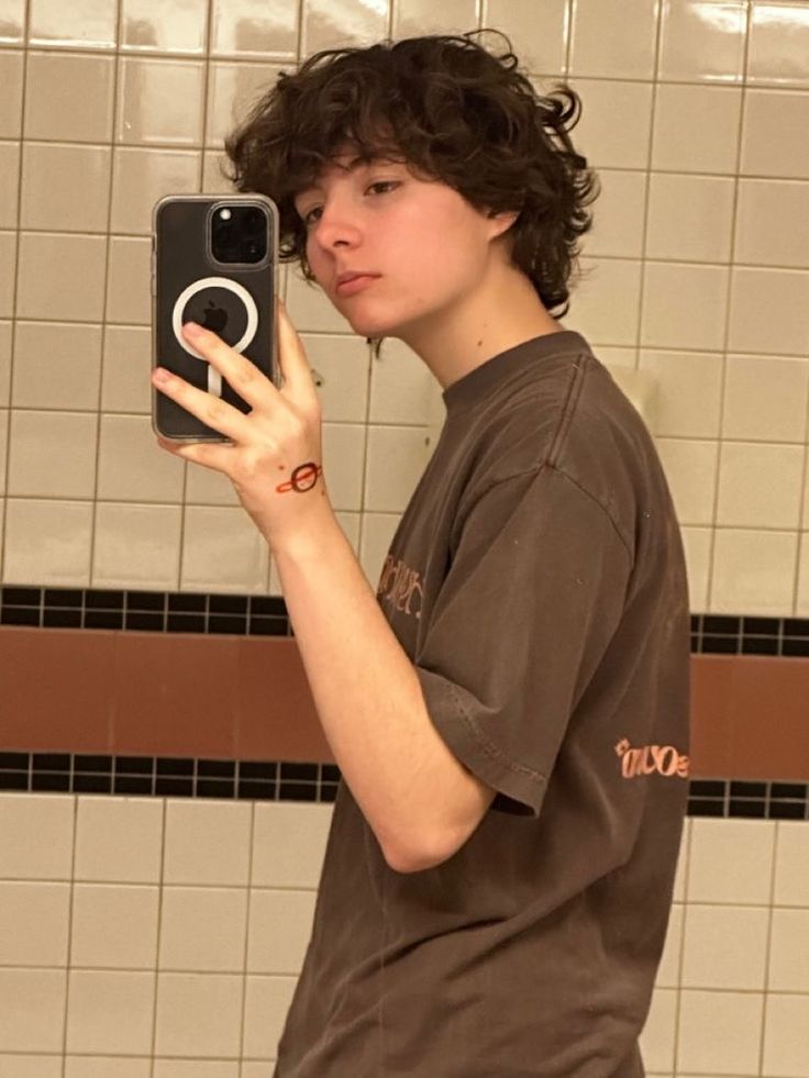 Hair Inspiration Short Men, Gender Fluid Face Claims, Short Curly Masc Haircuts, Haircuts Masculine, Loose Perm Boys, Trans Guy Haircut, Short Masc Haircuts, Trans Haircuts, Boy With Curly Brown Hair