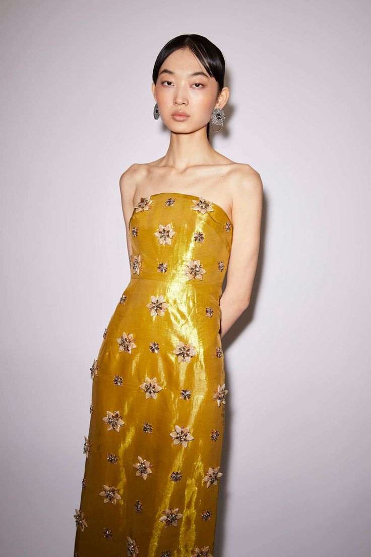 Out Dress The Bride, Funky Cocktail Dress, Jewel Tone Clothing, Bridal Guest Dresses, Gold Wedding Guest Dress, Different Style Bridesmaid Dresses, Qi Pao, Floral Applique Dress, Back Model