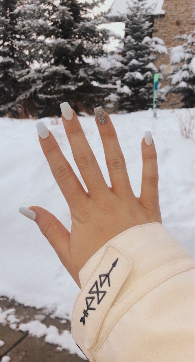 Shalac Nails Designs, Acrylic Nail Designs Winter Simple, Winter Formal Nails Short, Nails For Skiing, Winter Formal Nails Acrylic, Winter Nails Almond Shape Simple, Winter Formal Nail Ideas, Snowball Nails, Winter Vacation Nails