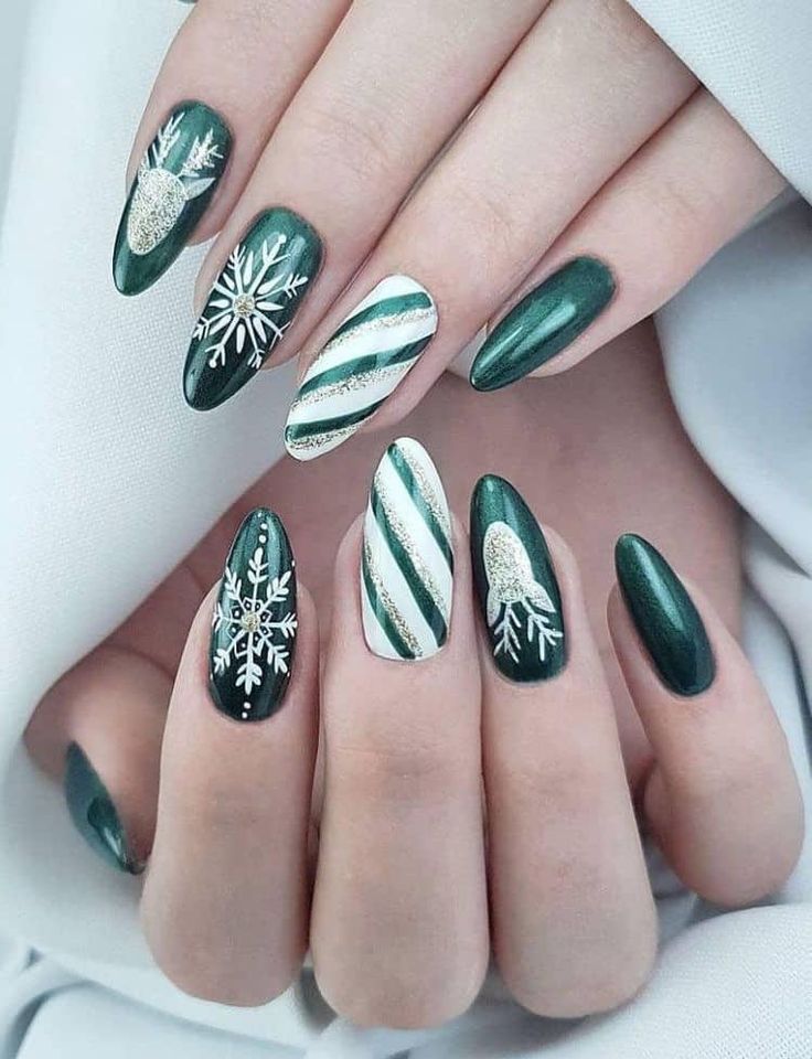 30+ Swoon-Worthy Christmas Nails you just cannot miss! Forest Green Christmas Nails, Forest Green Christmas, Green Christmas Nails, Christmas Nail Colors, Snowflake Nail Art, Cute Christmas Nails, Christmas Gel Nails, Spring Nail Colors, Christmas Nail Art Designs