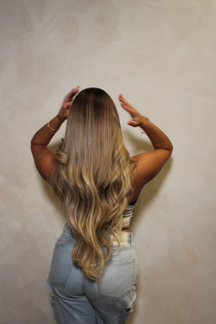 Blonde And Dark Brown Hair Color, Savannah James Hair, Honey Beige Balayage, Brown Roots Blonde Hair Balayage, Root Melt Blonde Balayage, Dark Roots Blonde Hair Balayage, Long Hair Inspo, Braids Weave, Hair Growth Methods