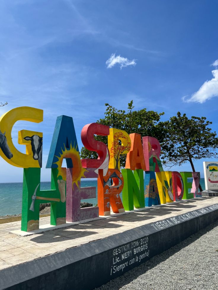 the colorful letters are on display in front of the ocean