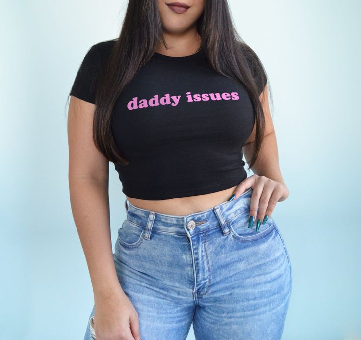 Daddy issues crop top shirt. Model is a size 6 and wearing a medium. *The black shirt will receive light pink text. All other shirt colors will receive black or white text.* BABY TEE- 52% cotton / 48% polyester- Bella + Canvas brand- Micro ribbed material- Form fitting but has lots of stretch Y2k Goth Fashion, Graphic Tees Design Prints, Prints Y2k, Urban Outfitters Graphic Tees, Gothic Tees, Hot Dads, Tees Design, Crop Top Shirt, Shirt Model