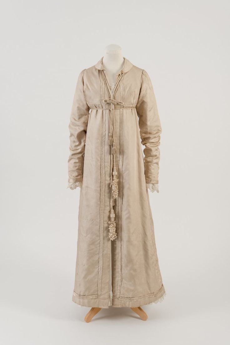 A pale brown silk pelisse, worn over a white cotton dress by Annabella Milbanke at her wedding to Lord Byron in 1815. Fashion Museum Bath. 1815 Fashion, 1820 Fashion, Empire Outfit, 19th Century Women, Fashion Museum, Regency Era Fashion, Museum Fashion, Cotton Gowns, Regency Dress