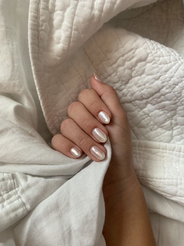 Wedding Glazed Nails, White Glazed Nails Short, Shiny Cream Nails, Pearly White Nails Short, Metallic Nails White, Chrome Nails On Natural Nails, Crème Chrome Nails, Metallic Wedding Nails, Light Tan Chrome Nails