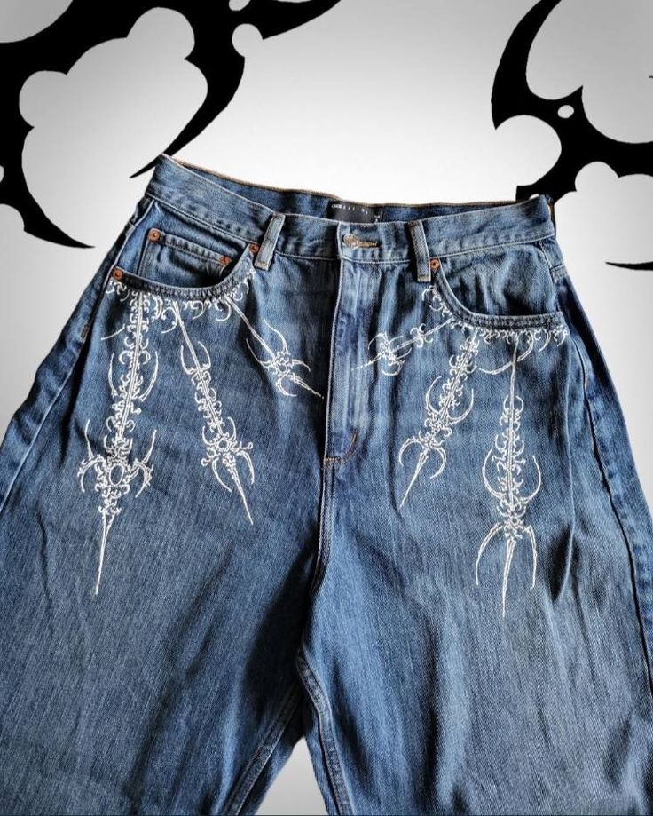 Bleaching Jeans Ideas, Bleach Paint Jeans, Jean Bleach Designs, Cybersigilism Clothes, Bleach Art Jeans, Bleach Jeans Diy, Diy Clothes Tops, Custom Jeans Diy, Bleaching Clothes