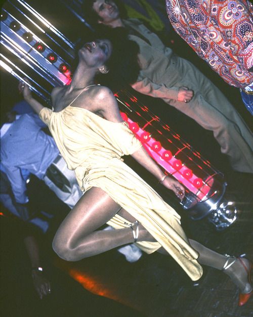 ACCLAIMED DRAG QUEEN POTASSA WEARS STEPHEN BURROWS, 1977 Studio 54 Aesthetic, Studio 54 Photos, Studio 54 Party, 70s Glam, 80s Disco, Disco Glam, Boogie Nights, Disco Style, Disco Fashion