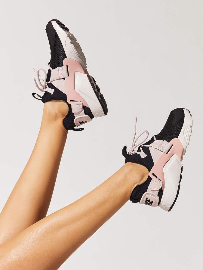 W Nike Air Huarache City Low Nike Huarache Outfit, Huarache Outfit, Huaraches Outfit, Sick Shoes, Athletic Attire, Best Running Shoes, Adidas Outfit, Activewear Fashion, Nike Air Huarache