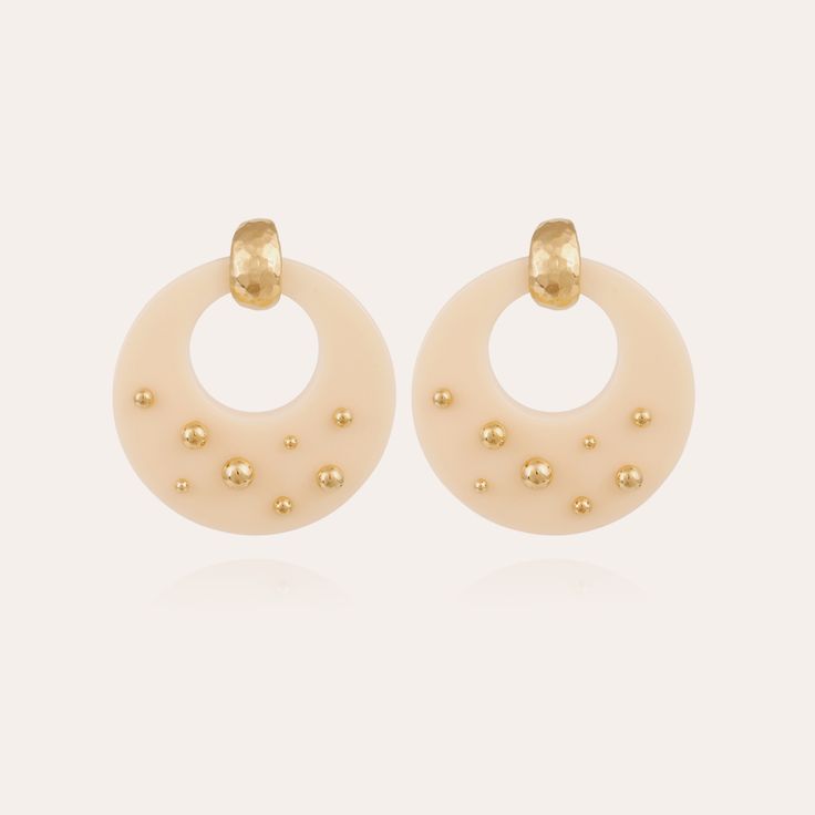 Boucles d'oreilles composées d'une base ronde en acétate délicatement polie à la main, habillée de perles dorées à l'or fin.<br />Longueur : 5,5 cm - Largeur : 5 cm<br />Poids (par boucle d'oreille) : 14 g Cream Earrings For Party, Chic Cream Jewelry For Formal Events, Chic Beige Earrings For Gift, Chic Cream Jewelry For Formal Occasions, Chic Cream Formal Jewelry, Chic Beige Drop Earrings, Washer Necklace, Stud Earrings, Gold