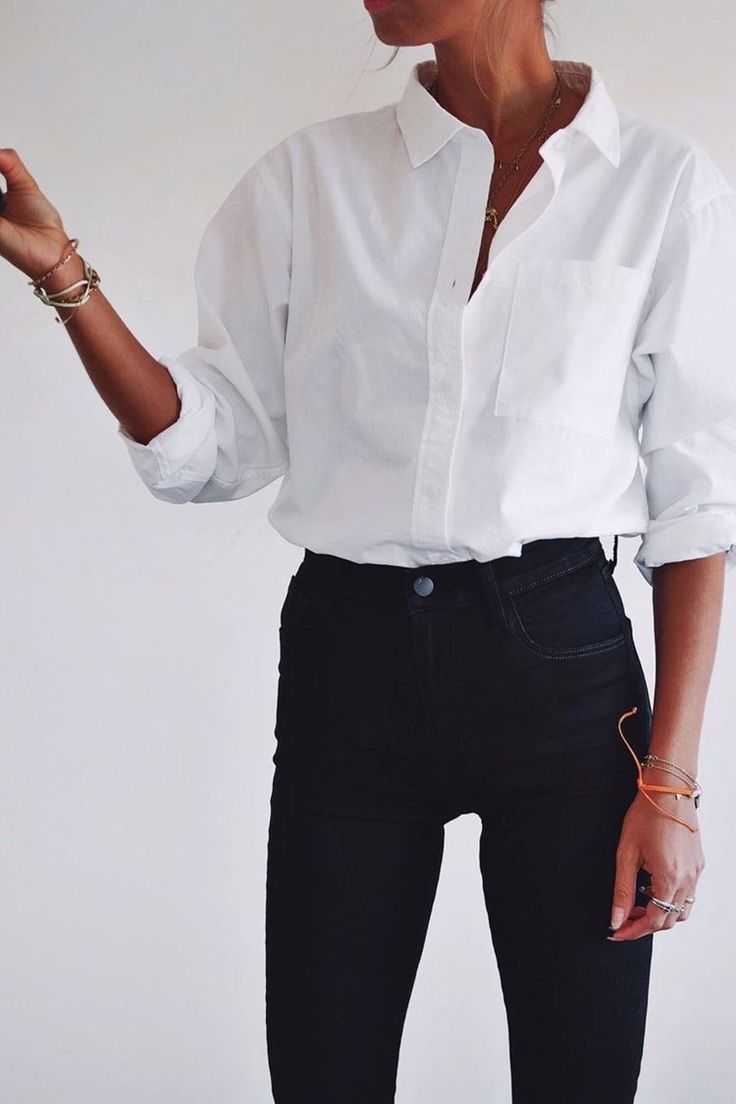 outfit white blouse black jeans Vans Outfit Summer, Urban Outfitters Outfit, Minimalist Moda, Mode Shoes, Gala Fashion, Vans Outfit, Chique Outfits, Look Retro, Legging Outfits