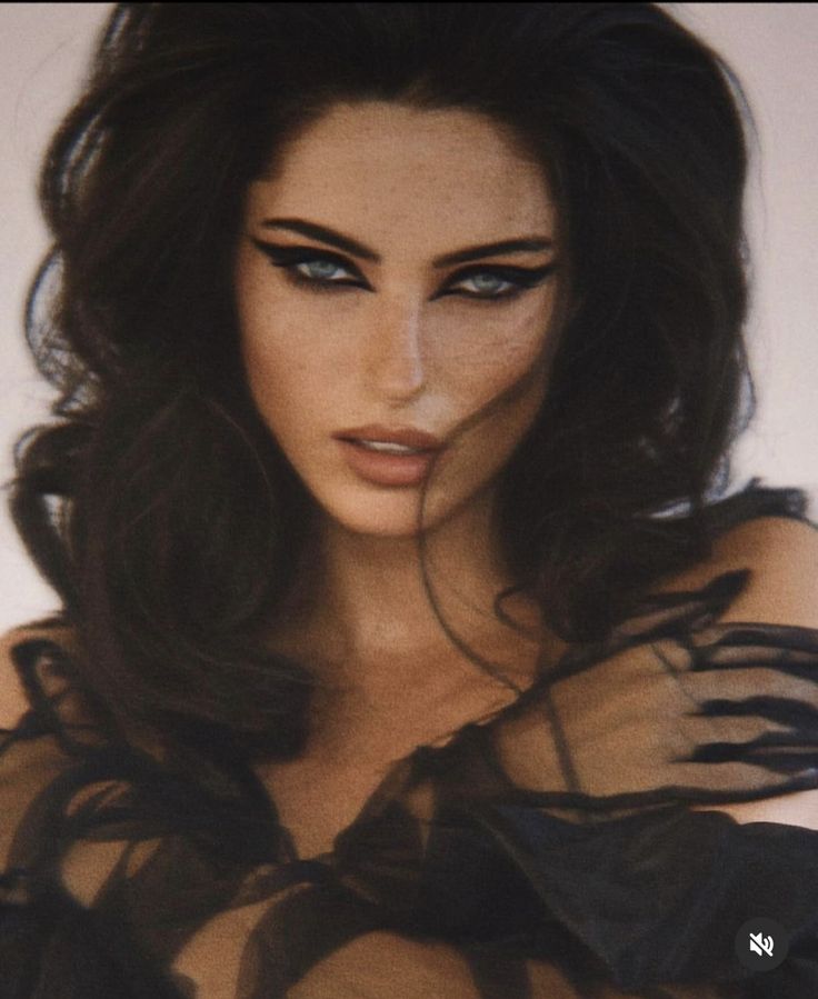 Cat Eye Makeup, Vintage Photoshoot, Photographie Portrait Inspiration, Glam Photoshoot, Dark Feminine Aesthetic, Beauty Shoot, Photoshoot Concept, Outfit Trends, Pretty Makeup