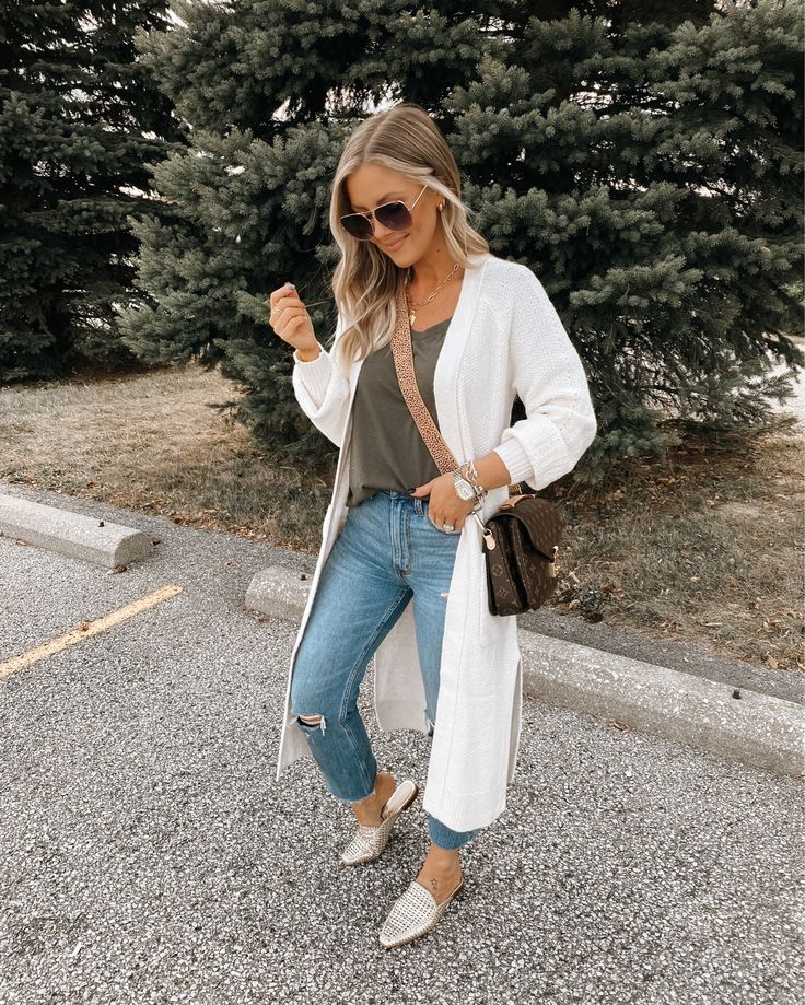 Outfits With Cardigans And Jeans, Fall Outfits With Cardigans, Outfits With Cardigans, Church Fits, Outfit Inspiration Women, Fashion Basics, Mom Jeans Outfit, Fashion Vibes, Casual College Outfits