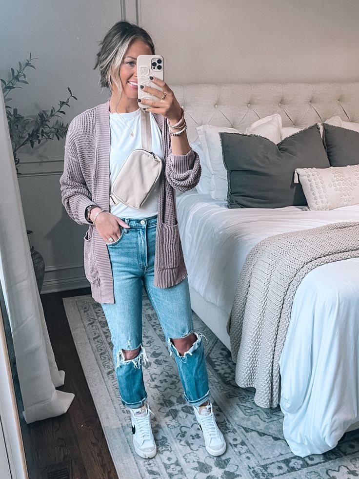 Spring Outfits Casual Sneakers, Athleisure Jeans Outfit, High Top Shoes Outfit Summer, High Top Nike Shoes Outfit, Ankle Jeans Outfit Sneakers, Outfits With High Top Sneakers Women, Jeans And Athletic Sneakers Outfit, Tshirt Jeans Cardigan Outfit, Nike And Jeans Outfit