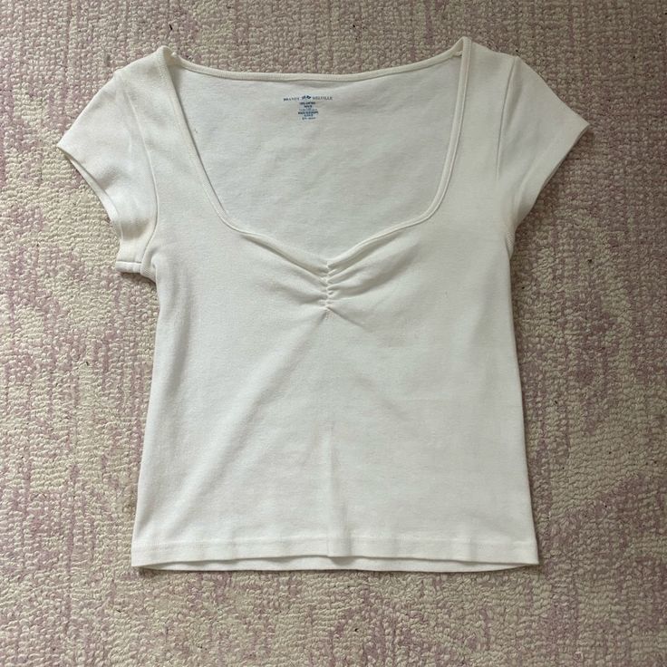 Never Worn Cute Fitted Everyday Tops, Cute Fitted Tops For Everyday, Fitted Cute Tops For Everyday, Brandy Melville Basics, Cute Brandy Melville Tops, Hailie Top Brandy Melville, Josie Outfits, Brandy Melville Baby Tee, Brandy Melville Off Shoulder Top