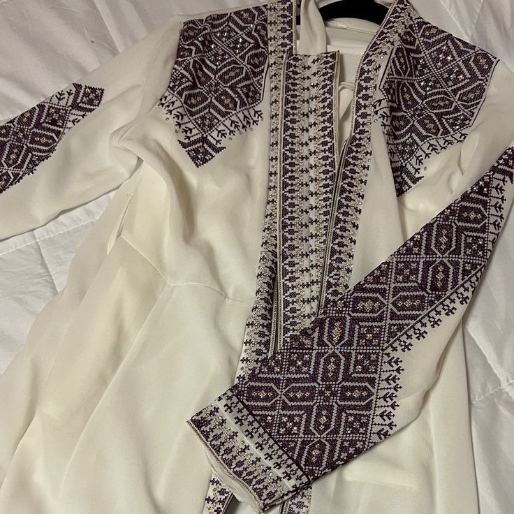 Only Worn Once Elegant Long Sleeve Kurta With Geometric Embroidery, Traditional White Kaftan For Eid, White Thobe With Resham Embroidery For Eid, Embroidered White Kaftan For Eid, Festive White Abaya For Eid, White Kaftan With Embroidered Border For Wedding, White Long Abaya For Festive Occasions, Festive White Thobe For Eid, White Abaya For Festive Occasions