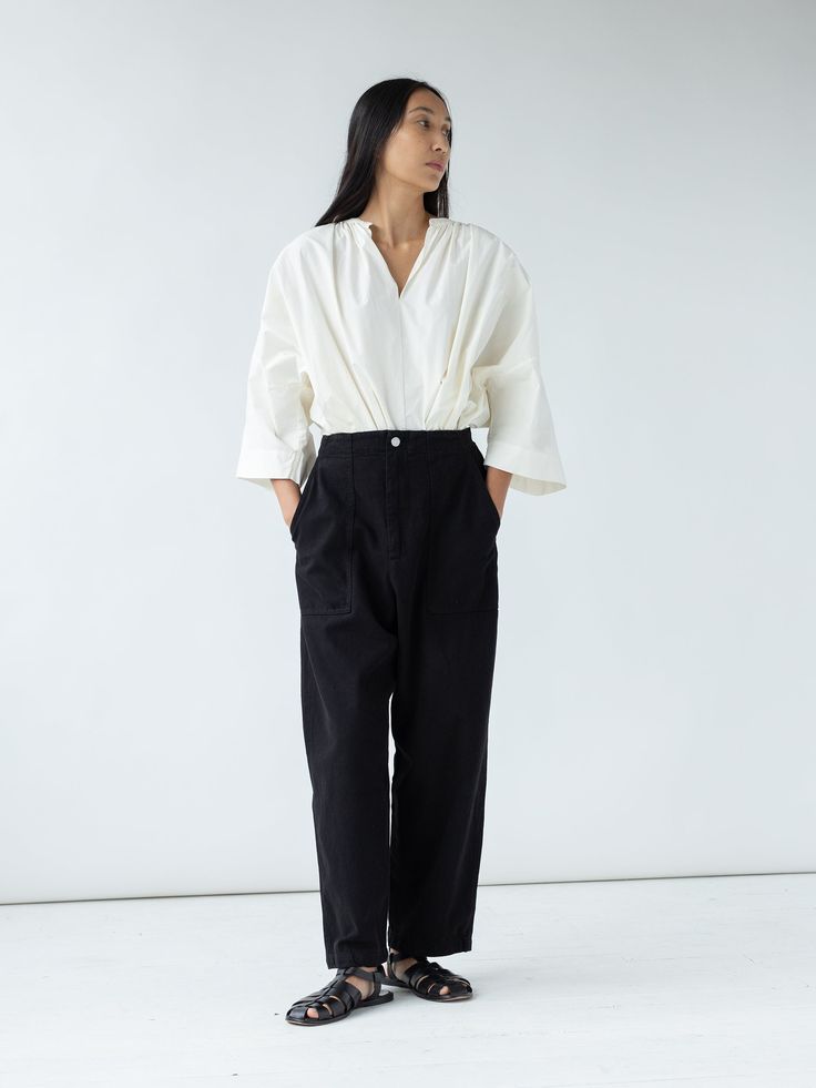 ~Description~ An everyday staple, the Painter Pant is a casual pant inspired by classic French and American chore pants with large front patch pockets, straight, subtly cropped leg with relaxed rise. Back patch pockets and elastic at back waist for an easy fit. Offered in our new broken in herringbone twill for a casual, lived in feel. Part of our utilitarian workwear collection: made to be lived in and worked in. Built to last. ~End Description~ ~Details~ 100% Cotton Herringbone Made in USA ~En Painters Pants, Casual Pant, The Painter, French Seam, Cotton Voile, Back Patch, Three Quarter, Herringbone, Clothing And Shoes