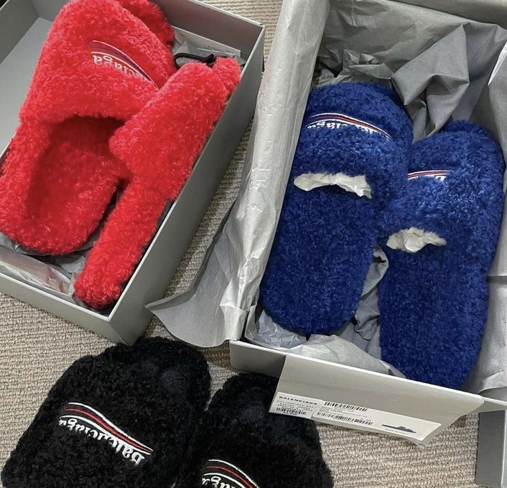 Balenciaga Slippers, Balenciaga Slides, Bedroom Fashion, Men Cartoon, Bling Sandals, Girls Flip Flops, Trendy Shoes Sneakers, Sandals Comfortable, Hotel Bedroom