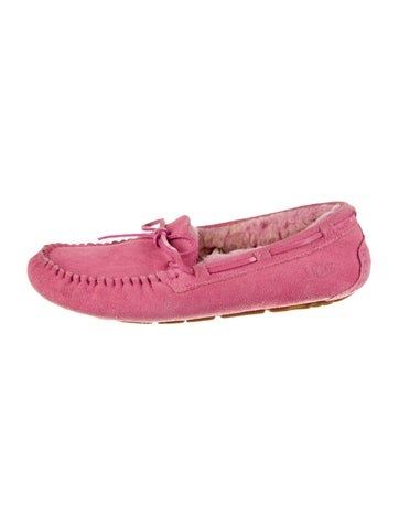 UGG Suede MoccasinsPinkRound-Toes with Bow AccentsTie ClosuresDesigner Fit: This designer typically runs true to size. Pink Ugg With Bows, Uggs Bow Pink, Moccasins, Flat Shoes Women, Shoes Flats, Women Shoes, Running