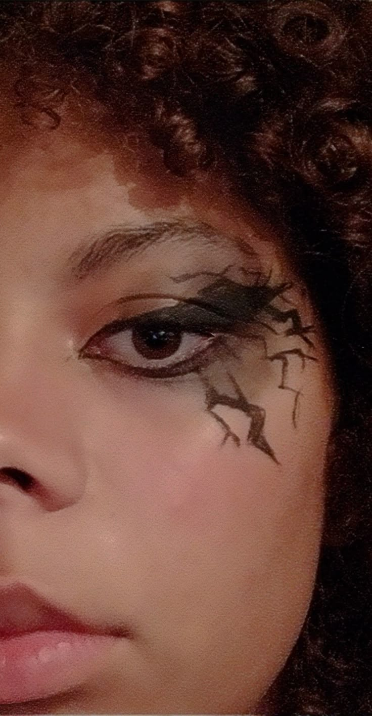 Halloween lighting eyeliner Lighting Bolt Eyeliner, Blue Lightning Eye Makeup, Lighting Bolt Makeup Look, Metallica Makeup Look, Lightning Makeup Eye, Lightning Eye Makeup, Lightening Eyeliner, Metallica Makeup, Lightning Face Paint