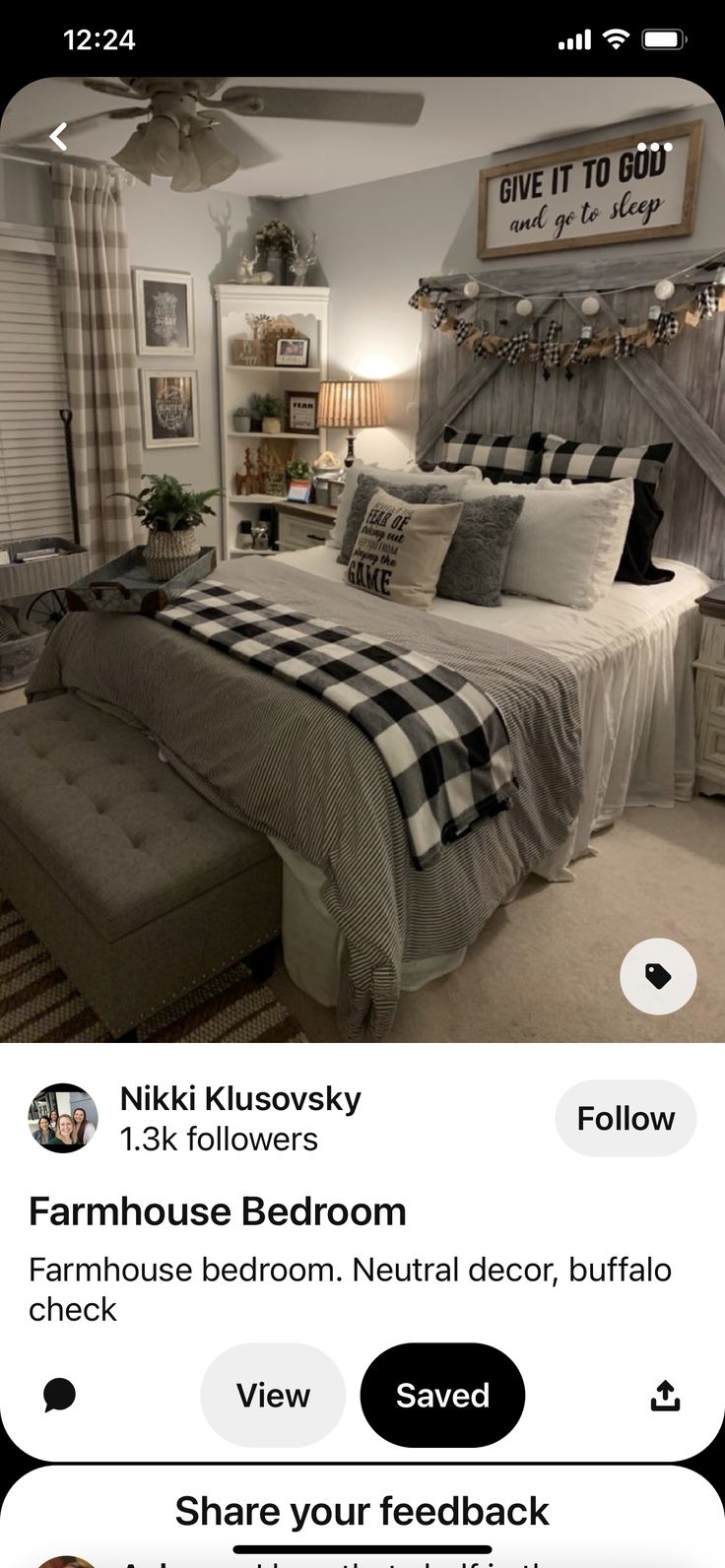 a bed room with a neatly made bed and pillows on top of the bedspread