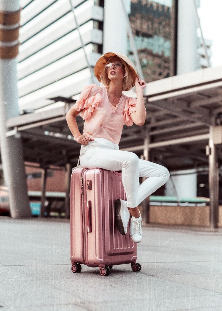 Be stylish wherever you go! Travel Photography Europe, Travel Photoshoot, Vegas Trip, Model Inspo, Las Vegas Trip, Model Aesthetic, American Tourister, Street Style Inspiration, Photos Of Women