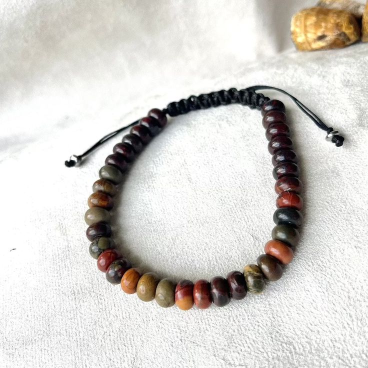 Bracciale legato in Eliotropio e Diaspro
Composto ed annodato interamente a mano con pietre naturali, non trattate o colorate.
Composizione: pietre naturali a rodnelle da 8 mm. Lega senza nichel e piombo e filo super resistente.


*** Si prega di indicare nelle note dell'ordine la misura del polso (cioè la circonferenza esatta del polso, non la lunghezza del braccialetto desiderata). Se non puoi misurarlo adesso o dimentichi di inserirlo nelle note, non preoccuparti: te lo chiederemo in seguito Brown Braided Bracelets With Hand-strung Round Beads, Brown Hand-strung Braided Bracelets With Round Beads, Brown Braided Bracelet With Hand-strung Round Beads, Bohemian Hand Knotted Bracelets As Gift, Adjustable Jasper Beaded Bracelets, Brown Braided Bracelets With 8mm Beads, Healing Gemstone Beads Braided Bracelets, Adjustable Beaded Jasper Bracelets, Spiritual Braided Bracelets With Round Natural Stones