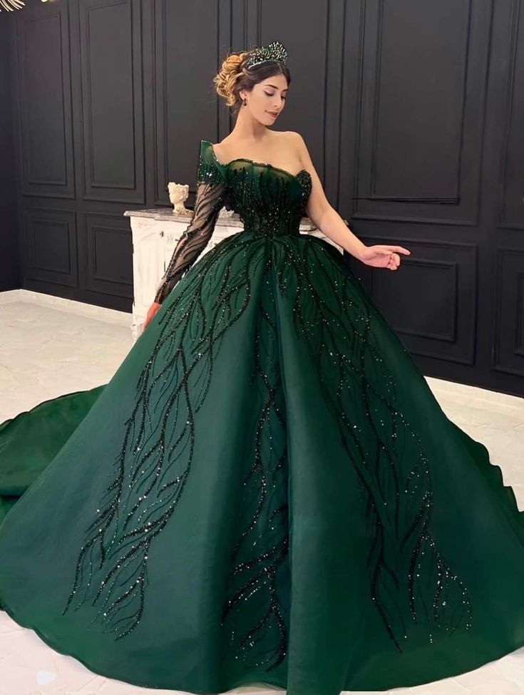 Green Ball Gown Dress, Dark Green Ball Gown, Emerald Green Ball Gown, Green Quince Dress, Green Ball Gown, Engagement Gowns, Green Wedding Dresses, Ball Gown Dress, Pretty Quinceanera Dresses