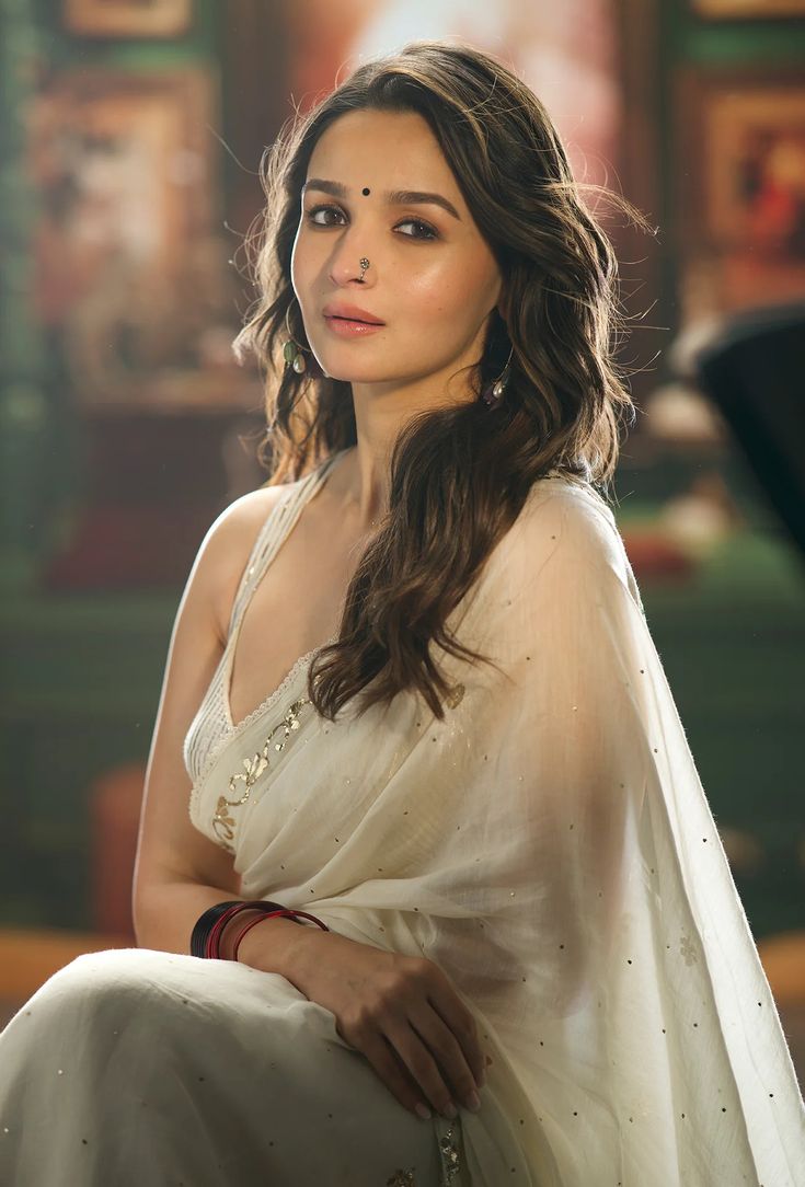 in Rocky Aur Rani Kii Prem Kahaani Alia Bhatt Saree, Aliya Bhatt, Elegant Sarees, 90s Bollywood Aesthetic, Lips Photo, Alia Bhatt Photoshoot, Bollywood Hairstyles, Bollywood Outfits, Up Book