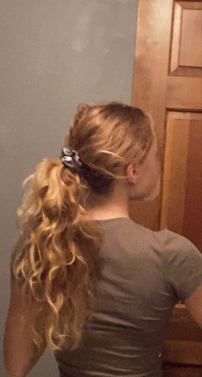 #blondehairstyles #blonde #ponytail #curlyhairstyles #blondecurls #longhair Curly Blonde Hair Ponytail, Blond Curly Hair Ponytail, Curly Blonde Ponytail, Ponytail Blonde Hair, Strawberry Blonde Hair Ponytail, Blonde Curls Aesthetic, Blonde Ponytail Aesthetic, Blonde Hair Ponytail Aesthetic, Blond Ponytail Aesthetic