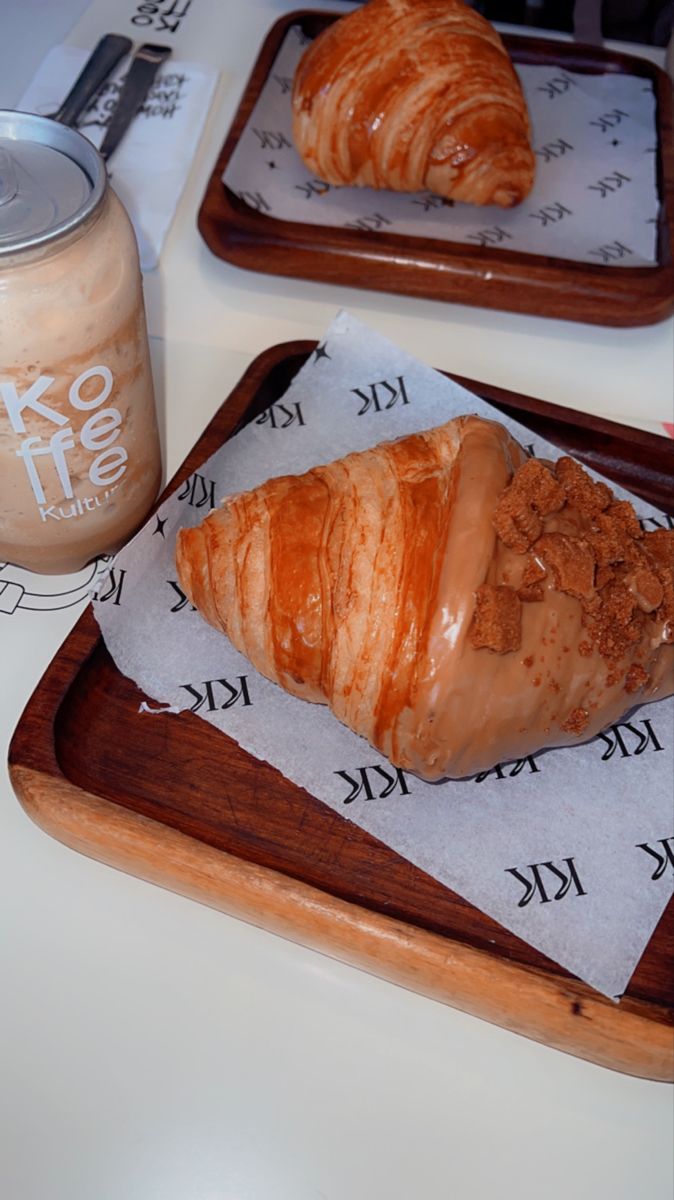 #koffee #coffee #breakfast #arkanplaza Caramel Croissant, Break Fast, Chocolate Caramel, Salted Caramel, Croissant, Buns, Caramel, Bread, Quick Saves