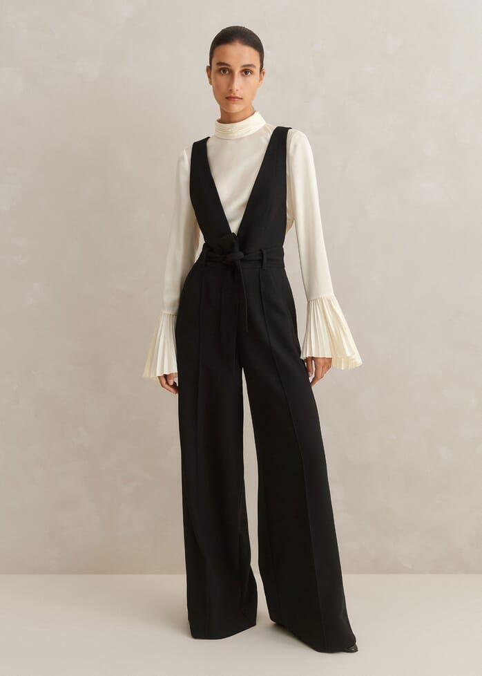 Layering Jumpsuit, Birthday Dinner Outfit Ideas, Elegant Birthday Dinner, Winter Graduation Outfit, Dinner Outfit Ideas, Jumpsuit Layering, Jumpsuit Belt, Birthday Dinner Outfit, Jumpsuit Outfits