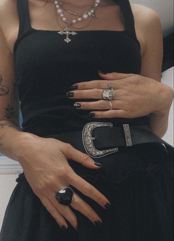 Black outfit with silver accessories Black Outfit Silver Jewelry, Silver Belt Outfit, Black Belt Outfit, Belt Outfit, Buckle Outfits, Silver Belt Buckle, Silver Belt, Silver Belts, Silver Accessories