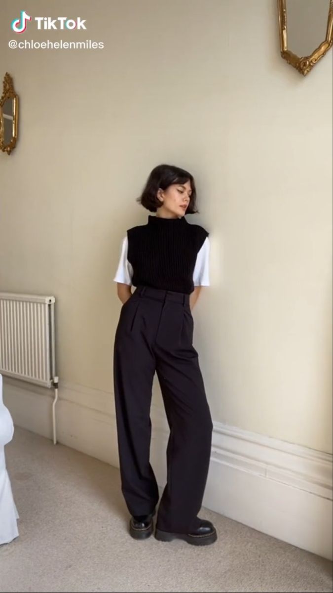 Contemporary Work Outfit, Short Sleeved Turtleneck Outfit, Elegant Masc Outfits For Women, Baggy Pants Office Outfit, Business Casual Slacks Outfit, Baggy Pants Work Outfit, Business Professional Midsize, Corporate Look Women Office Wear, Barista Outfits Women