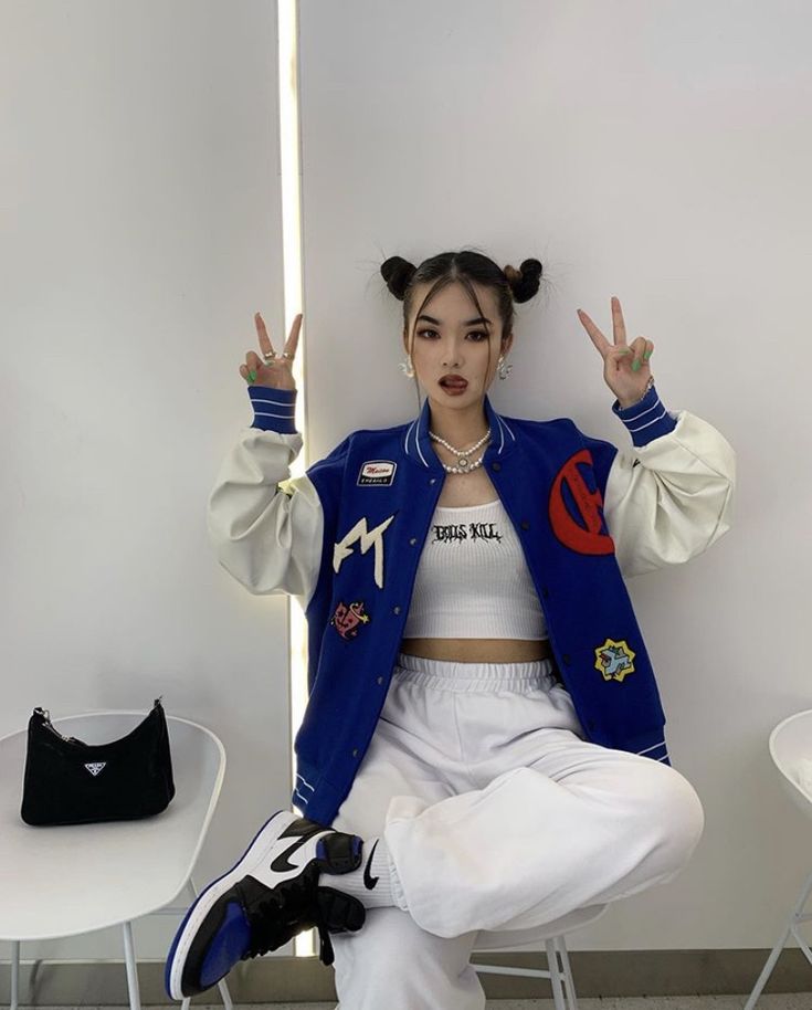 Varsity Jacket Aesthetic, Anima Animus, Jacket Aesthetic, Looks Hip Hop, Fashion Street Wear, Mode Ulzzang, Streetwear Ideas, Jacket Outfit Women, Denim Jeans Fashion