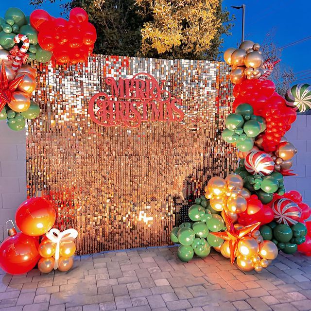 balloons and streamers decorate the entrance to an event