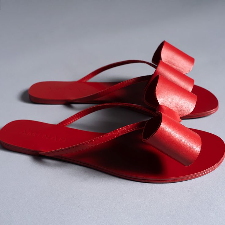 FLIP FLOP RED Green Flip Flops, Pink Flip Flops, High End Shoes, Designer Footwear, Flip Flops Style, Black Flip Flops, Bow Pumps, Designer Flats, Bow Sandals