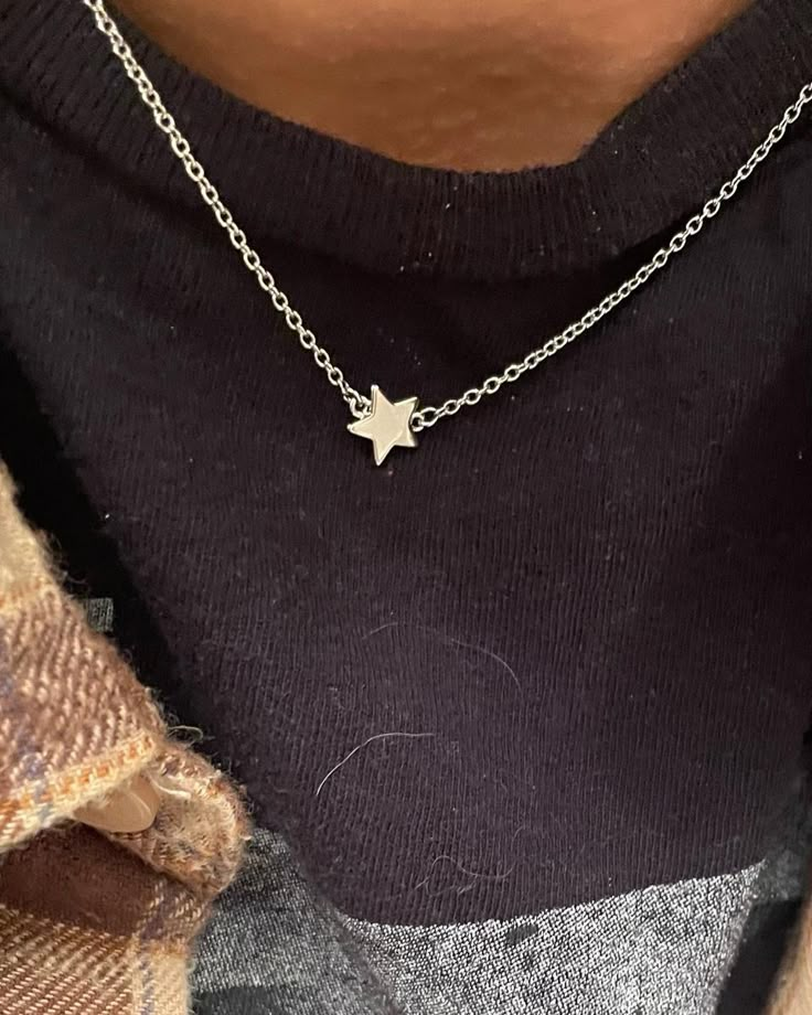 Silver Star Necklace Aesthetic, Starboy Jewelry, Star Jewelry Aesthetic, Star Necklace Aesthetic, Star Jewellery, Saturn Necklace, Star Necklace Silver, Cute Clay, Star Jewelry