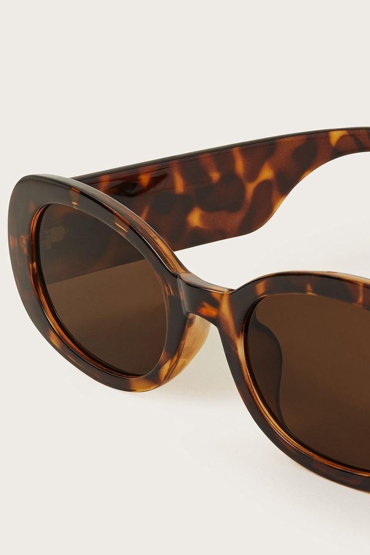 Deep tortoiseshell lends this pair of sunnies a classic feel, whilst the chunky frames infuse a contemporary touch. Finished with rectangular rims and tinted lenses, they feature carved arms for comfort. Why not keep them safe in one of our protective sunglasses cases? Petite Jumpsuit, Oasis Fashion, Pierced Jewelry, Rectangle Sunglasses, Accessories Collection, Sunglasses & Glasses, Sunglasses Sale, Sunglasses Shop, Fit N Flare Dress