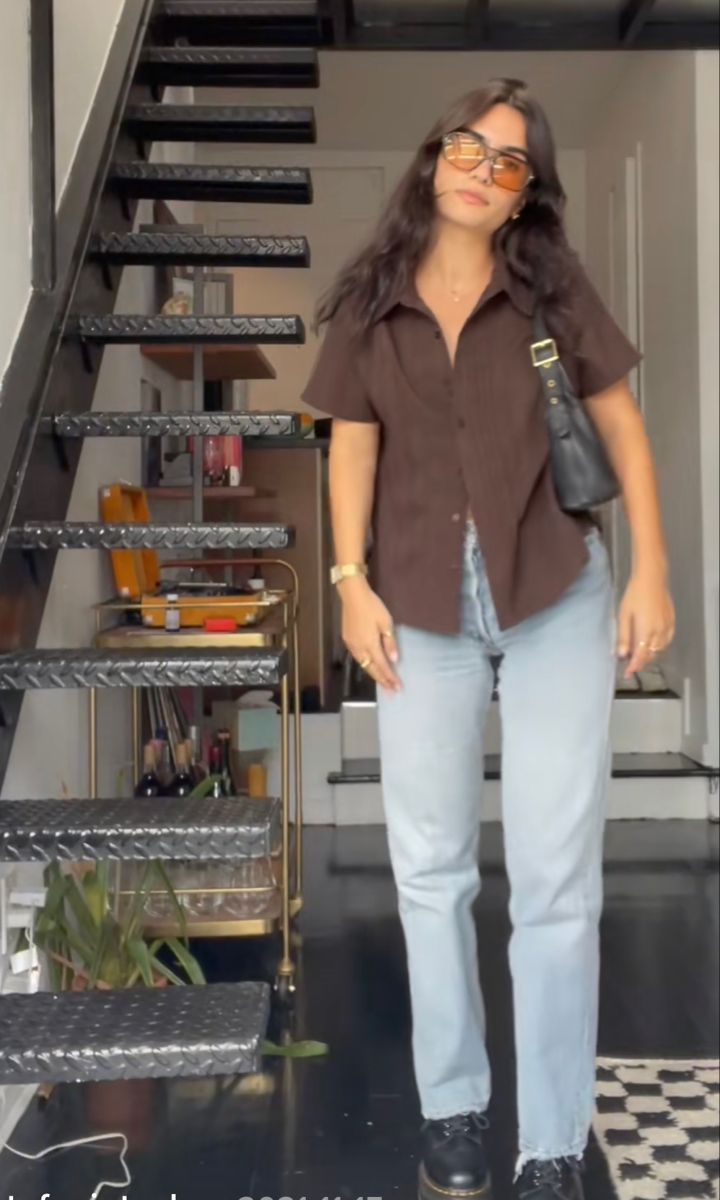 Brown outfit inspo for summer Button Shirt Outfit, Outfit Inspo For Summer, Short Sleeve Shirt Outfit, Monthly Bullet Journal, Taylor Aesthetic, Button Down Outfit, Shirt Outfit Summer, Jeans And T Shirt Outfit, Mom Jeans Outfit