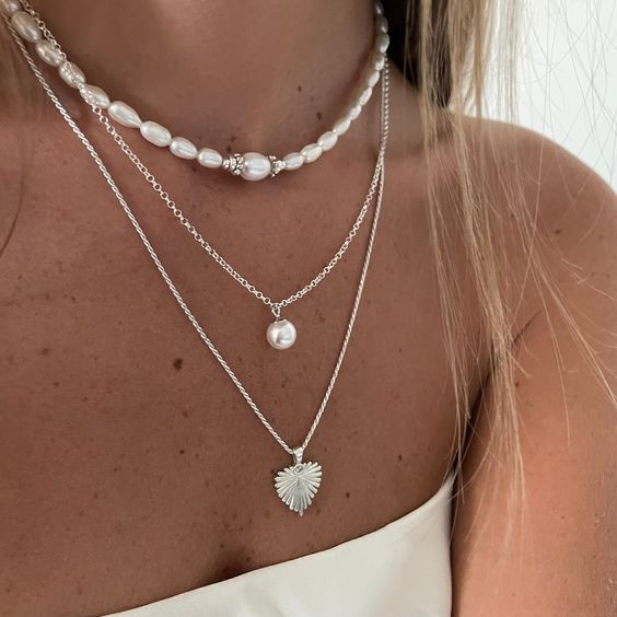 Sterling Silver Jewelry Necklaces, Necklaces Silver Aesthetic, Silver Jwellary Aesthetic, Classy Silver Jewelry, Silver Jewelry Stack Necklace, Dream Jewelry Silver, Silver And Pearl Jewelry, Cute Jewelry Silver, Silver Stacked Jewelry